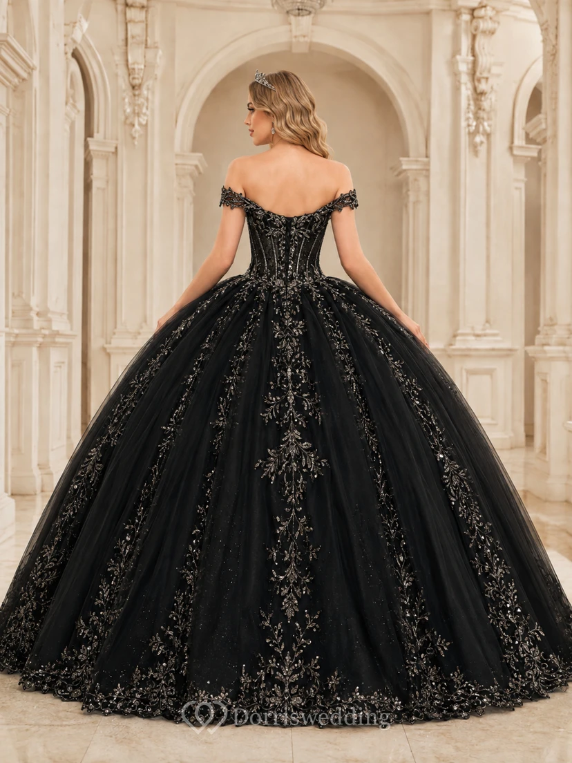 Vestido de gala largo hasta el suelo, estilo princesa, negro, con hombros descubiertos, encaje y tul bordado en plata, ideal para quinceañeras o fiestas formales. view 2