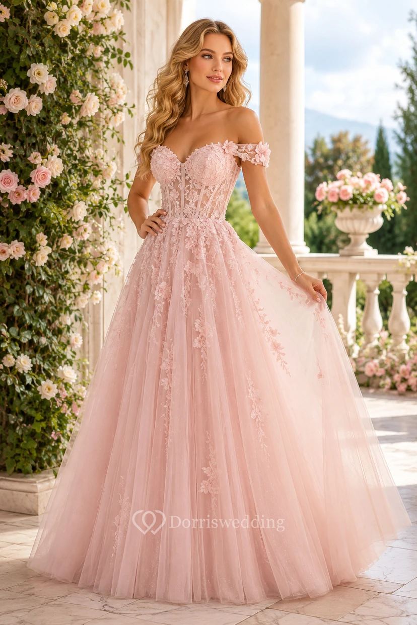 Vestido de gala rosa palo con escote Bardot, apliques de encaje y falda de tul.