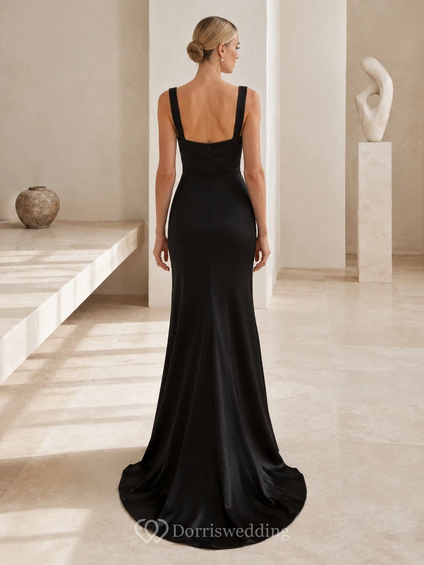Robe de mariée moderne en satin noir à encolure carrée et bretelles, fendue et fourreau. view 2