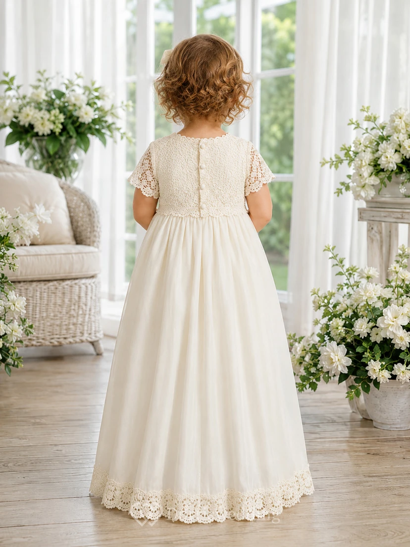 Elegante vestido de satén de corte A con mangas cortas y encaje de ganchillo para bautizo de bebé. Romántico y adorable con detalles de joyas. view 2