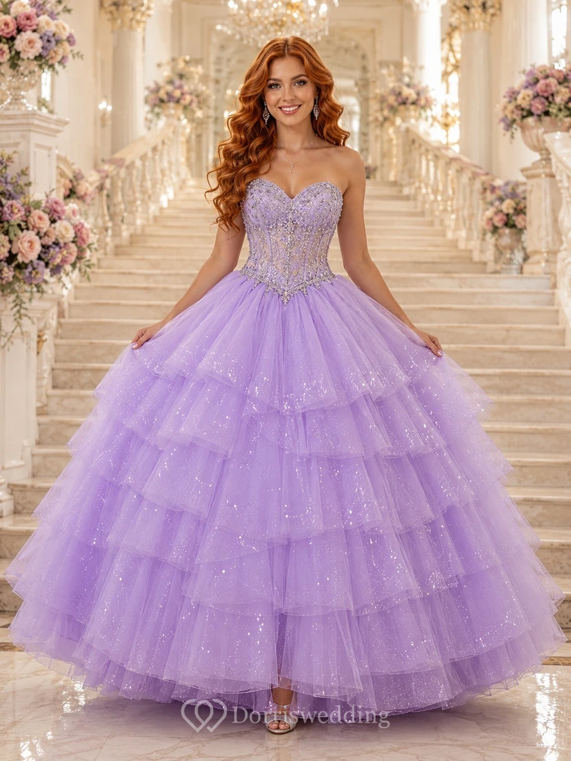 Vestido de fiesta largo de quinceañera sin tirantes, escote corazón y volantes, de tul color lavanda.