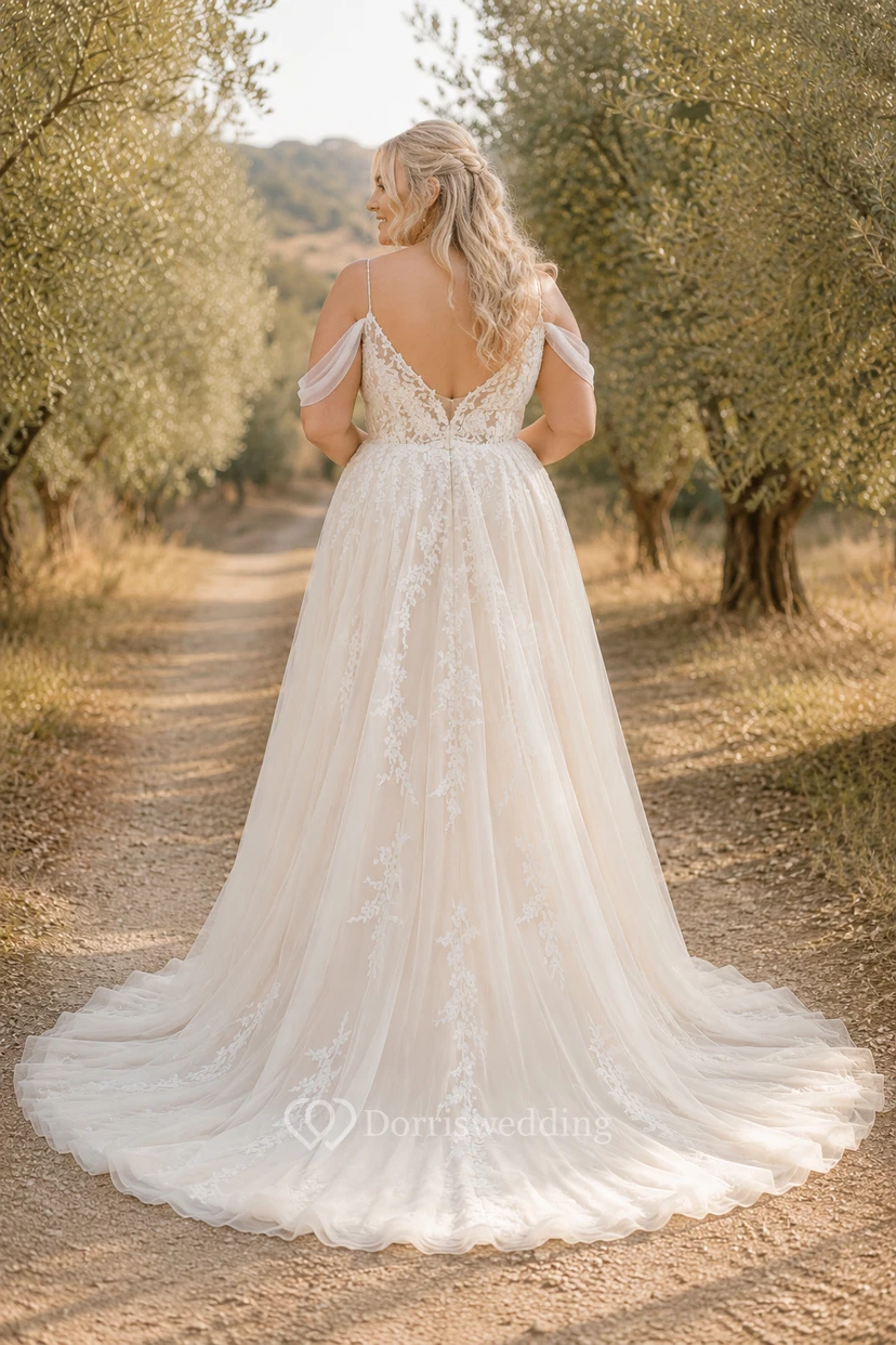Robe de mariée grande taille à fines bretelles en dentelle, coupe trapèze et dos en V view 2