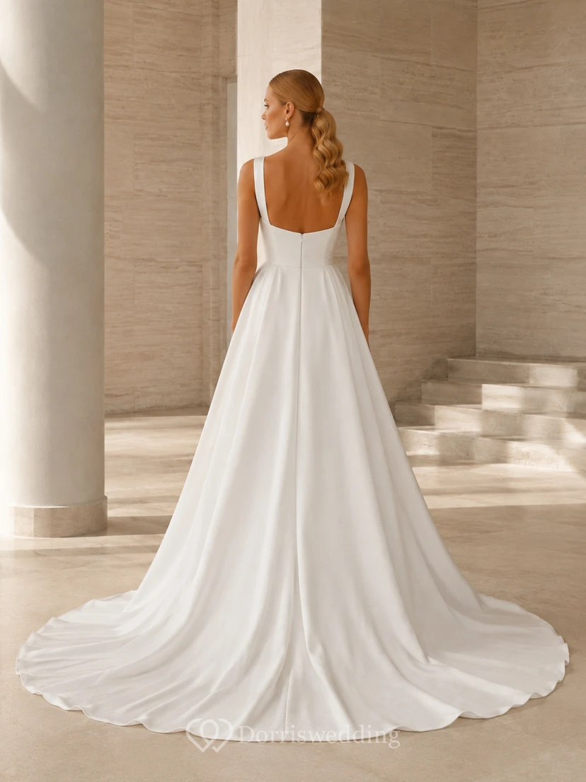 Robe de mariée style domaine, en satin transparent, bretelles carrées, sans manches, coupe trapèze, traîne courte et surjupe drapée. view 2