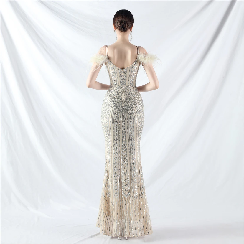 Robe de soirée haut de gamme ornée de perles florales et de plumes d'autruche. view 75