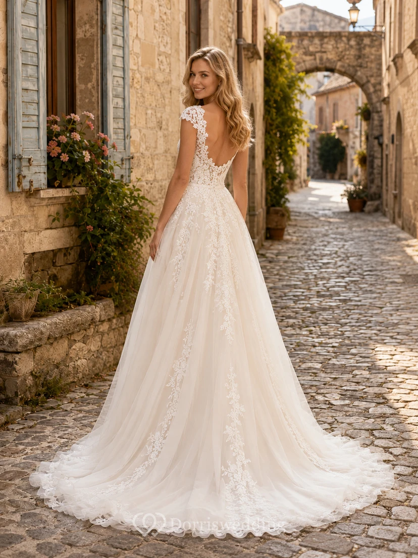 Vestido de novia de tul y encaje campestre, corte en A, escote en V, mangas cortas, cola de corte princesa. view 2