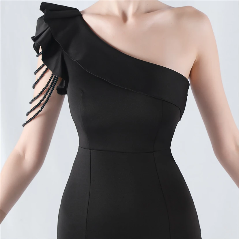 Vestido de noche asimétrico de satén con escote alto y cuello oblicuo, adornado con cuentas. view 18