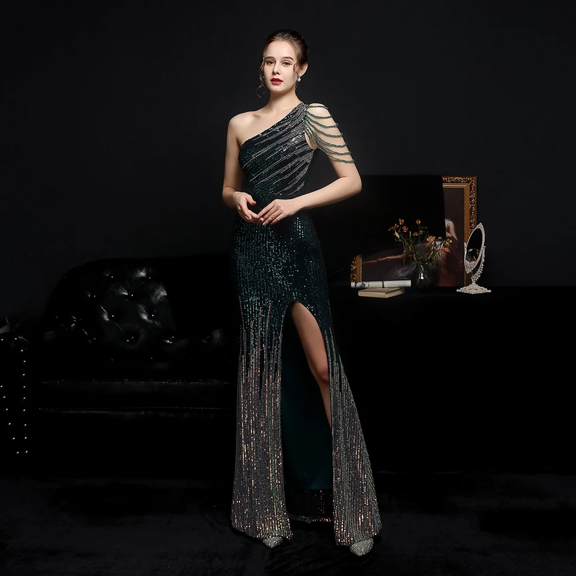 Robe de soirée longue et moulante à sequins colorés, confectionnée avec soin, idéale pour une célébrité ou une fête. Robe de mariée sexy et cintrée, confectionnée avec des paillettes colorées et lourdes. Robe de mariée longue et moulante, parfaite pour une occasion spéciale. view 31
