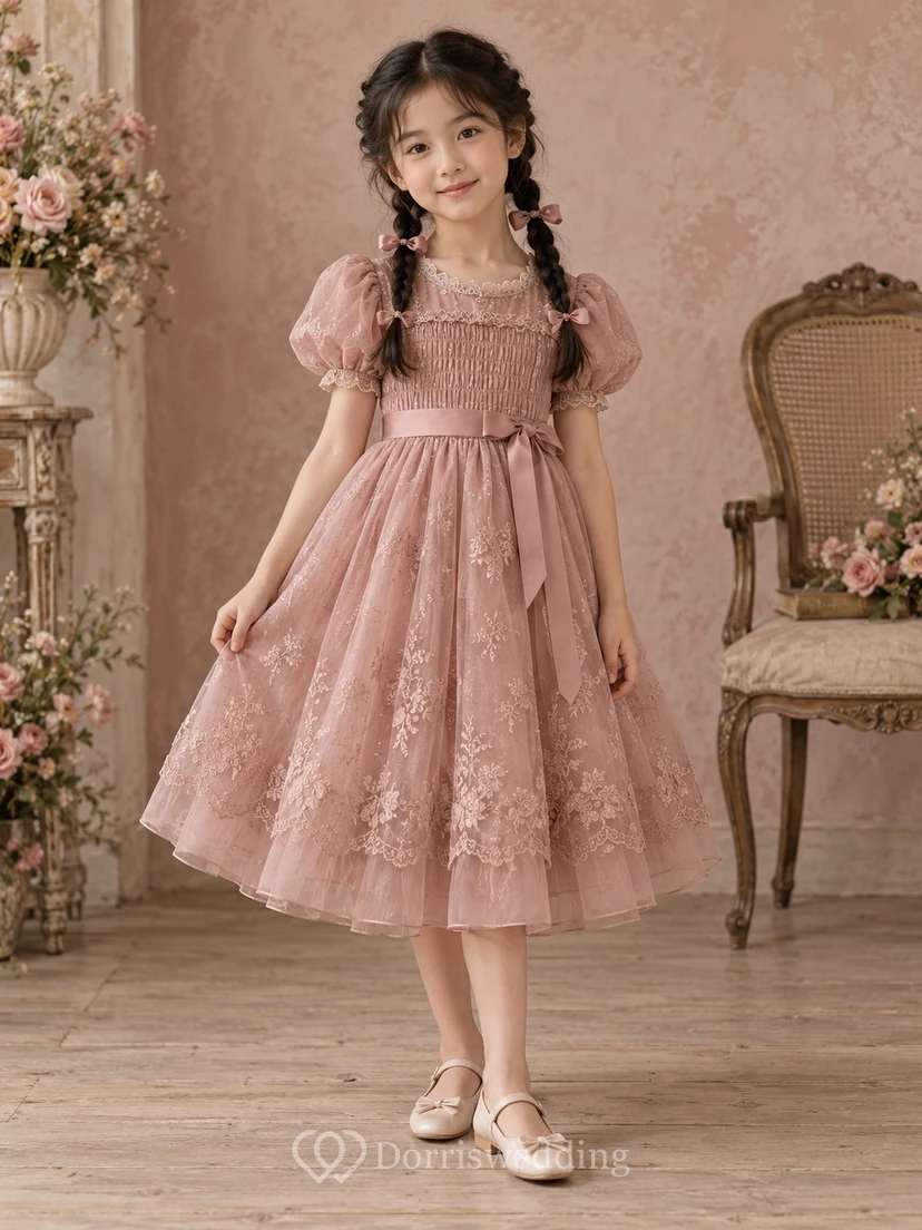 Vestido de niña de flores de corte A con cuello cuadrado, estampado floral de rosas, tul, mangas abullonadas y corpiño fruncido, largo hasta la rodilla.