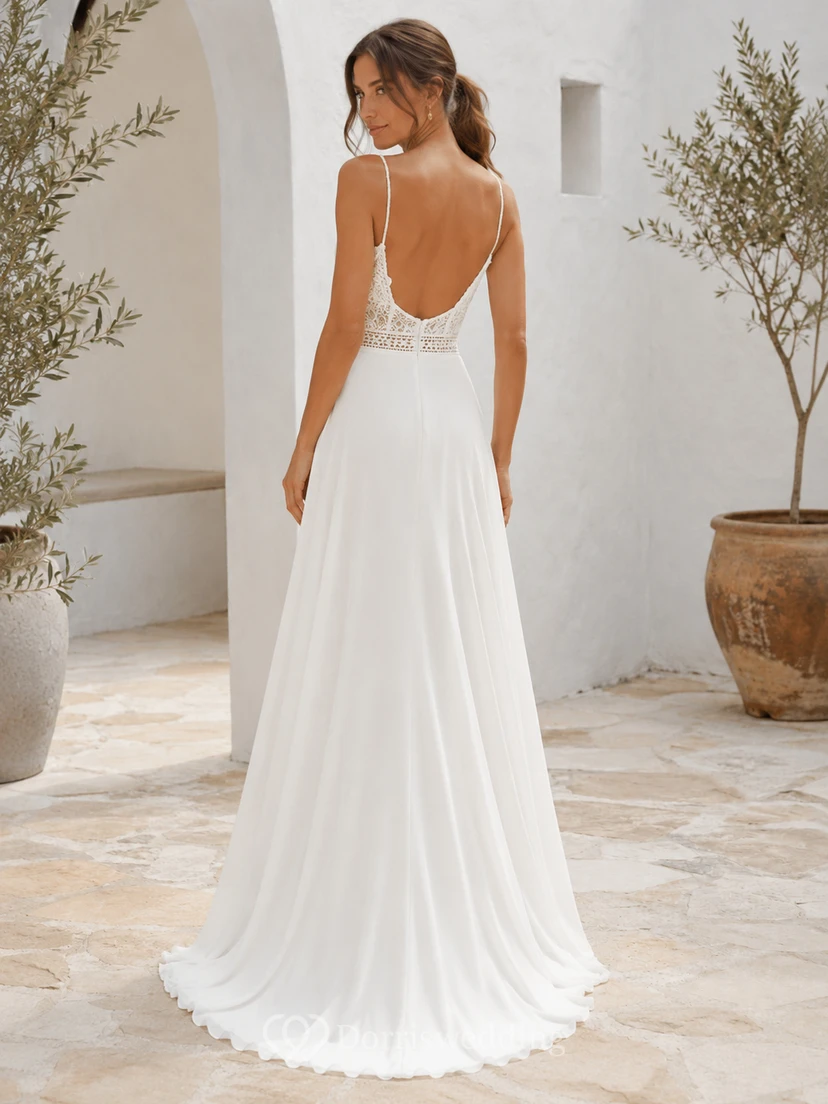 Robe de mariée bohème à bretelles spaghetti, col en V, coupe empire, dentelle, mousseline, jupe trapèze, traîne et dos nu view 2