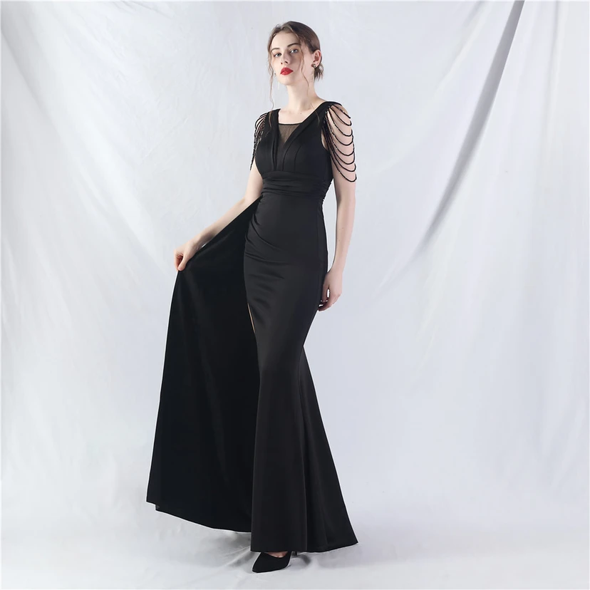 Ein Abendkleid aus insgesamt 8 Farben, gefertigt mit aufwendiger Satinfalttechnik und Perlenstickerei. view 67