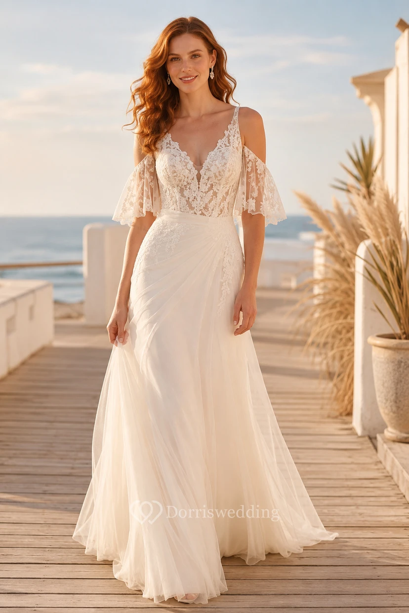 Vestido de novia de tul y encaje playero, corte en A, escote en V, manga corta, largo hasta el suelo, espalda baja en V.