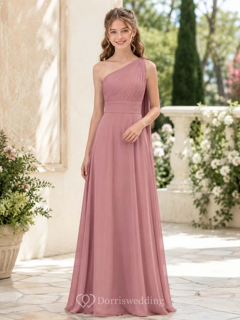 Vestido de dama de honor juvenil color rosa empolvado, corte en A, un solo hombro, sin mangas.