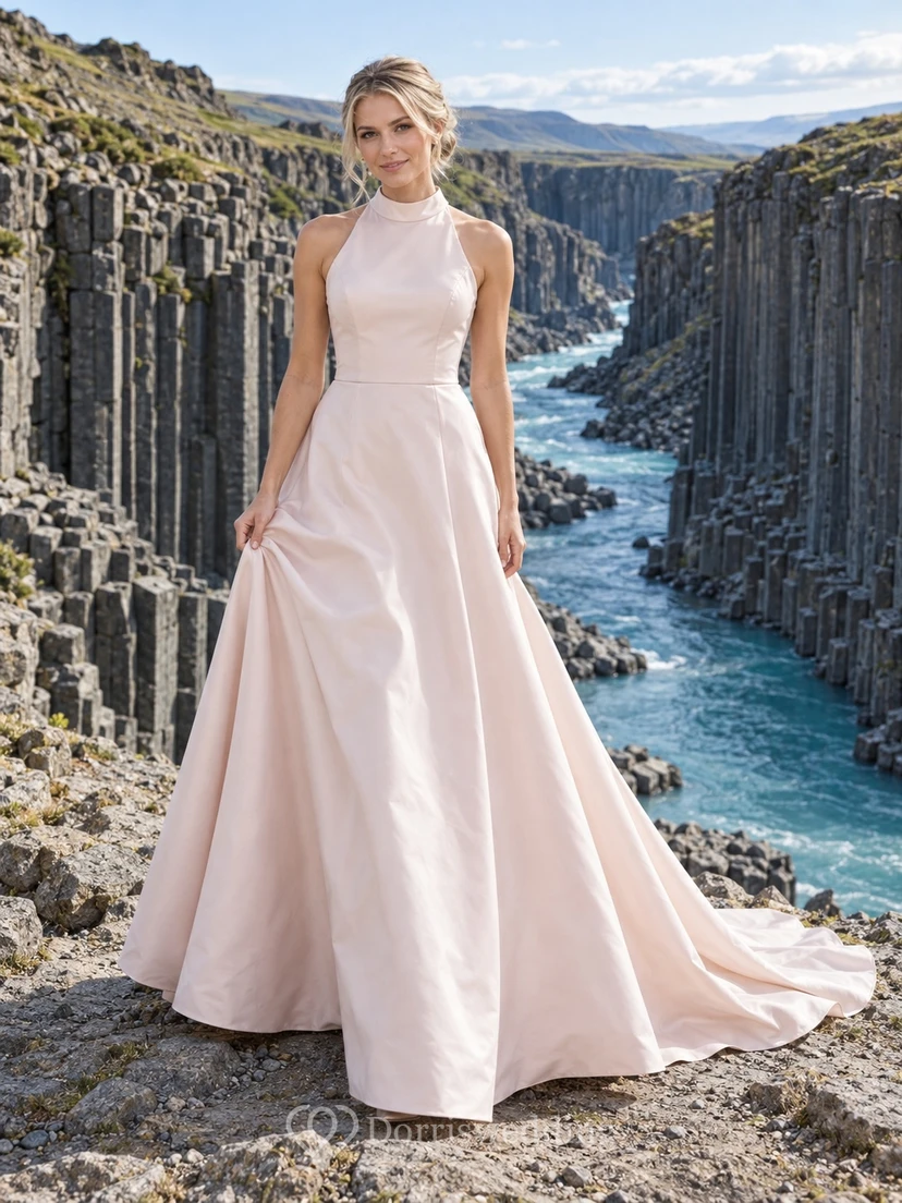 Vestido de novia de corte A en tafetán color rosa empolvado, sin mangas y con cuello alto.