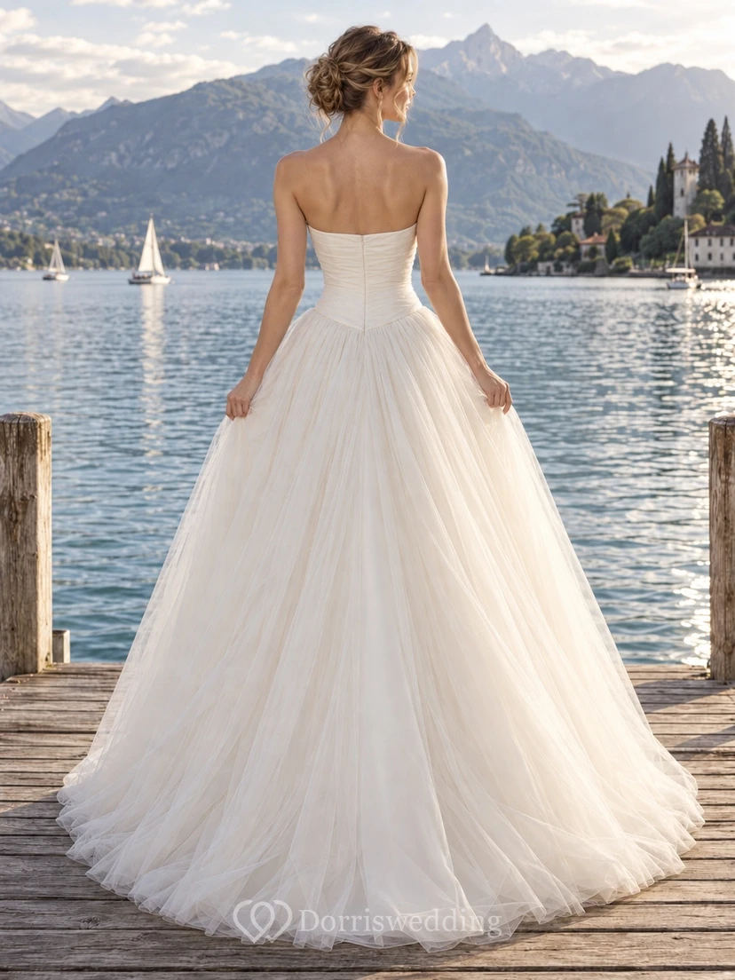 Vestido de novia romántico sin tirantes de tul y satén, estilo princesa, largo hasta el suelo, con cola de capilla. view 2