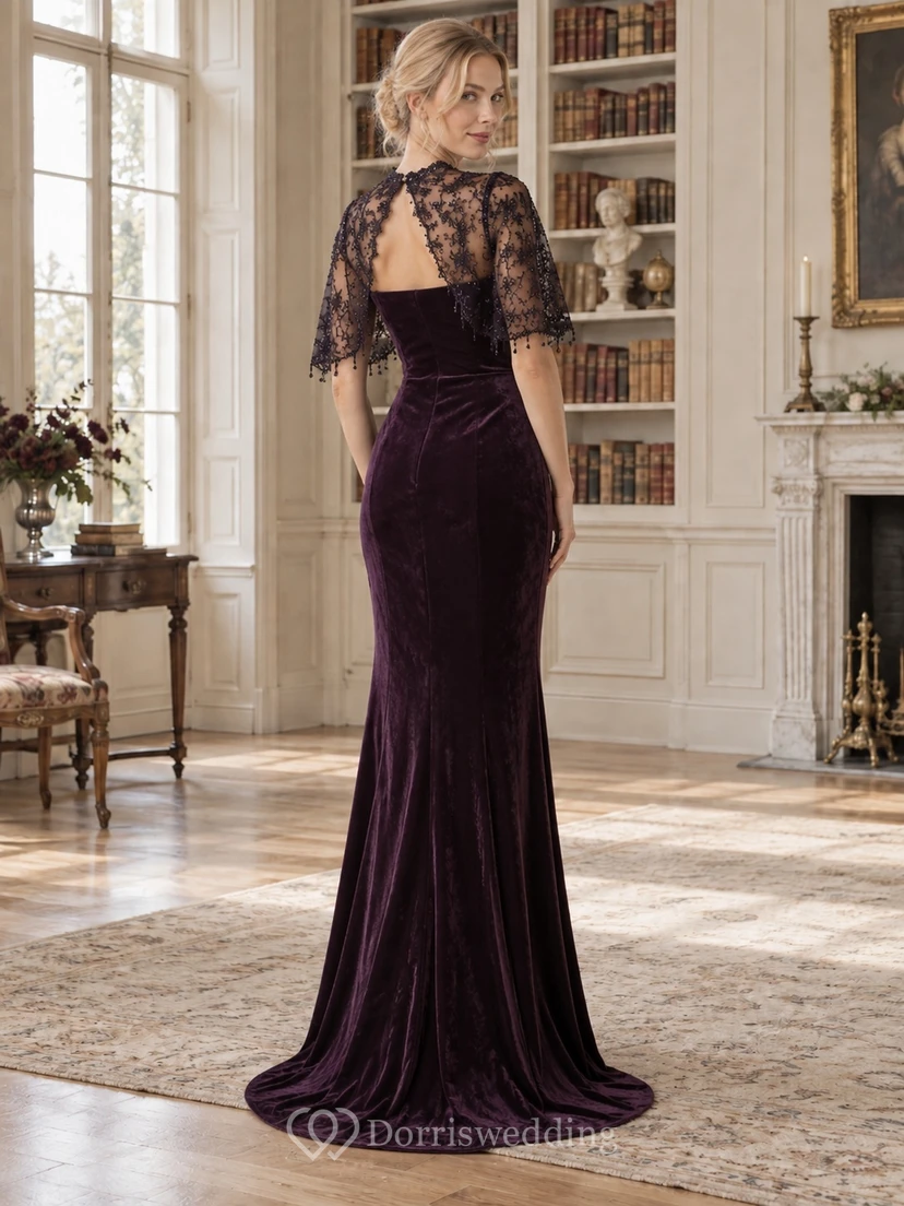 Vestido de dama de honor gótico ajustado con capa corta de terciopelo morado oscuro y encaje, escote cuadrado y cola larga. view 2