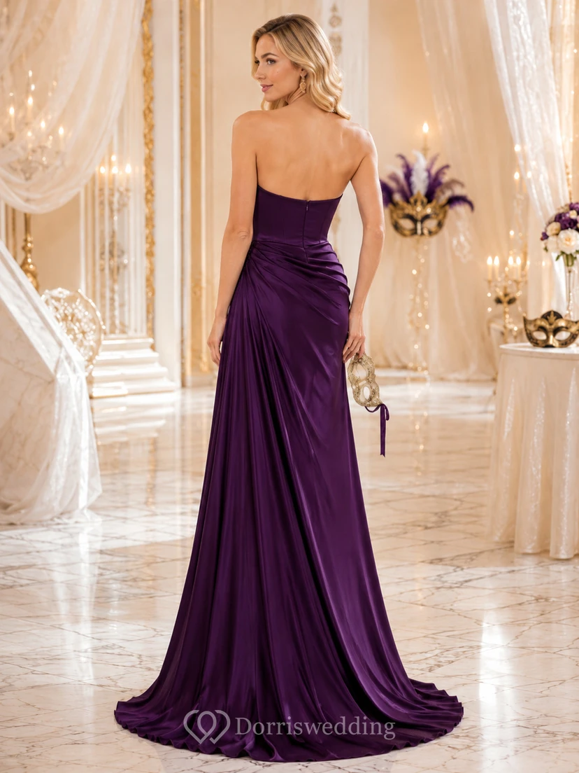 Pflaumenfarbenes, trägerloses, gerafftes Meerjungfrauen-Gästekleid aus Satin mit Herzausschnitt view 2