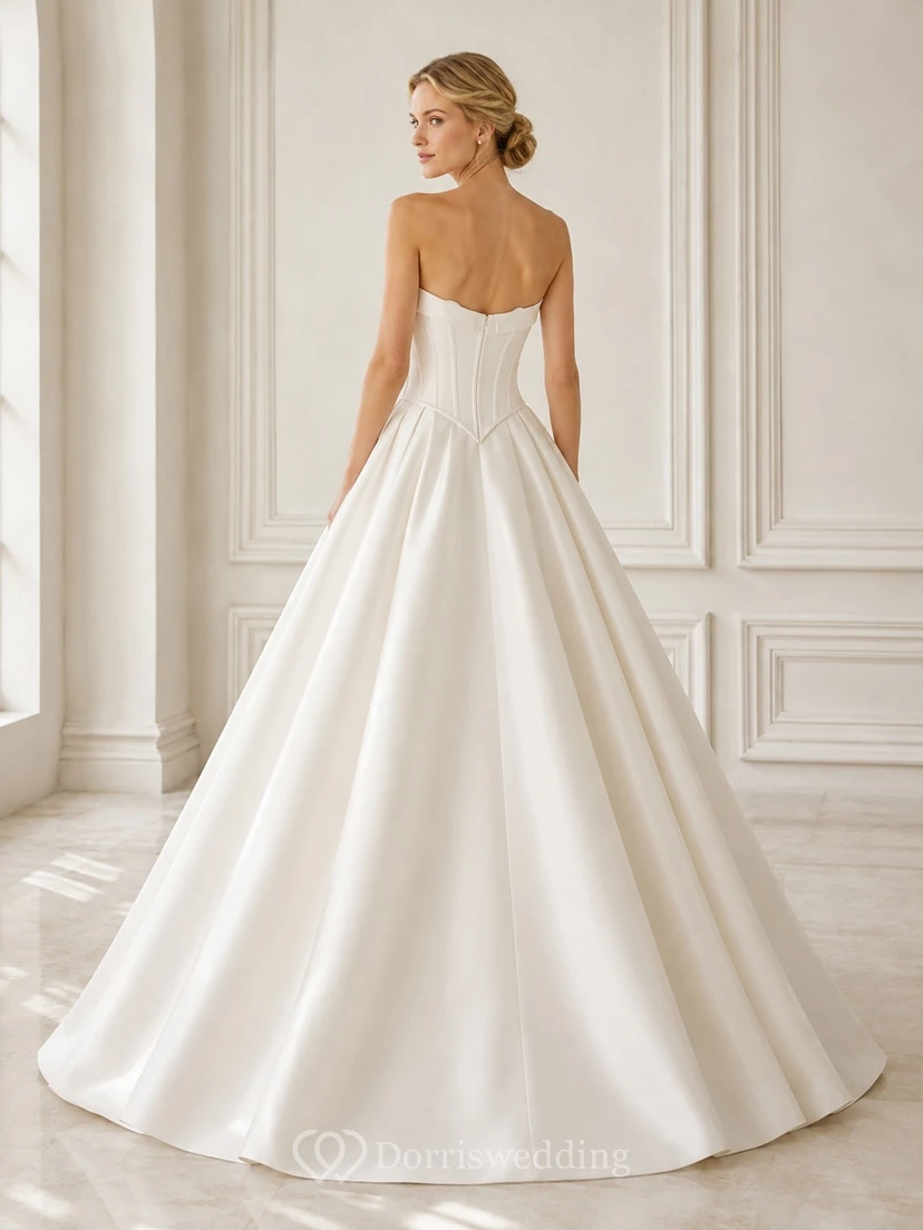 Vestido de novia sencillo de satén con corsé escultural sin tirantes y corte princesa. view 2