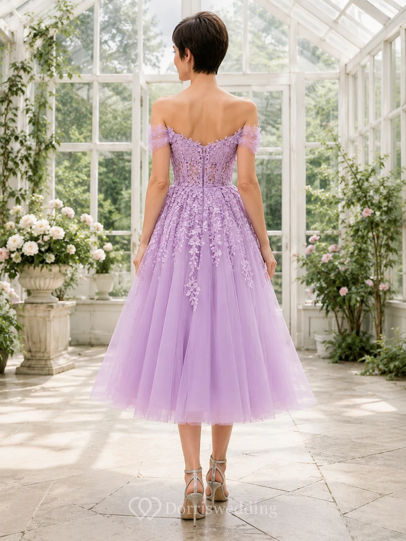Vestido de fiesta romántico de corte A hasta la rodilla con apliques de tul y encaje color lavanda, hombros descubiertos. view 2