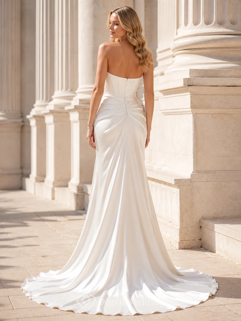 Trägerloses, elegantes Etuikleid aus Satin mit Herzausschnitt, Raffungen und Schlitz – perfekt für eine intime Hochzeit view 2