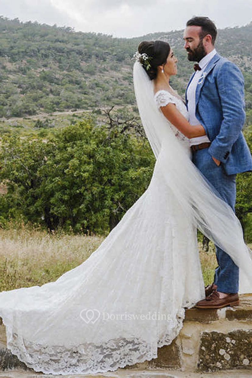 Robe de mariée sirène élégante en dentelle, dos nu en tulle illusion, manches courtes et traîne courte. view 3