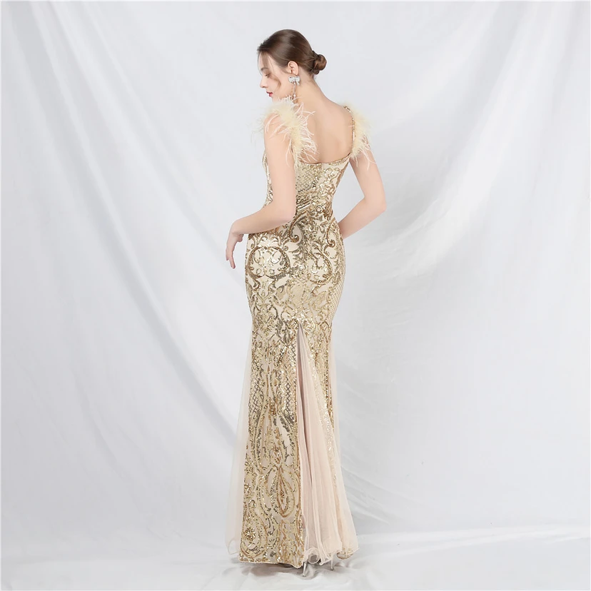 Robe longue haut de gamme en maille à sequins et plumes d'autruche. view 15