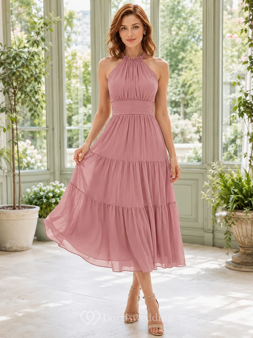 Vestido de invitada de gasa color rosa empolvado con cuello halter alto y volantes, largo hasta la rodilla y corte en A.