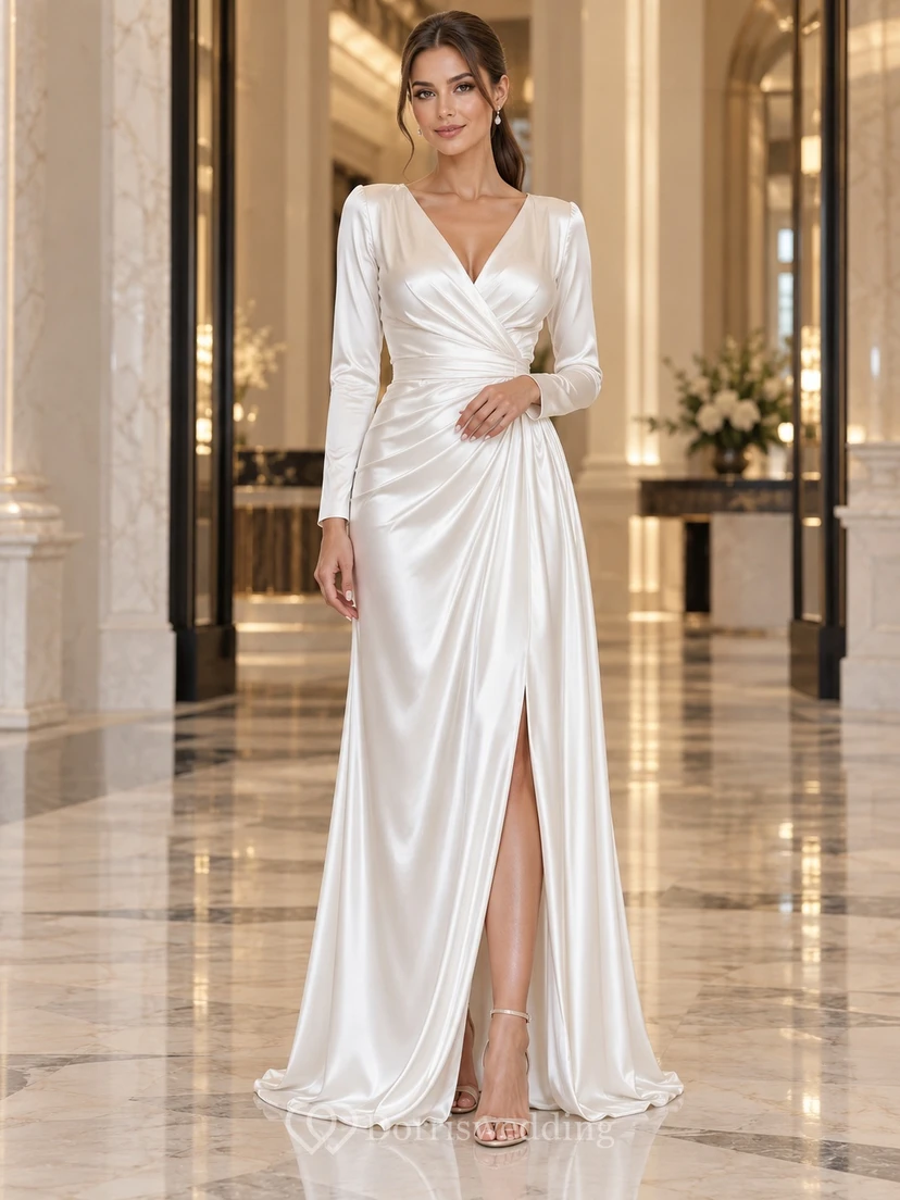 Robe de soirée blanche en satin fendue, à manches longues et col en V, froncée, à col V et à manches longues.