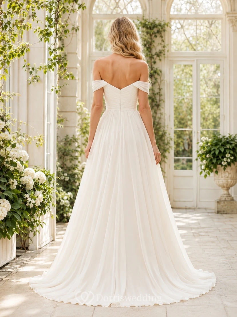 Vestido de novia sencillo de gasa con escote corazón, corte A y cola, sin hombros. view 2