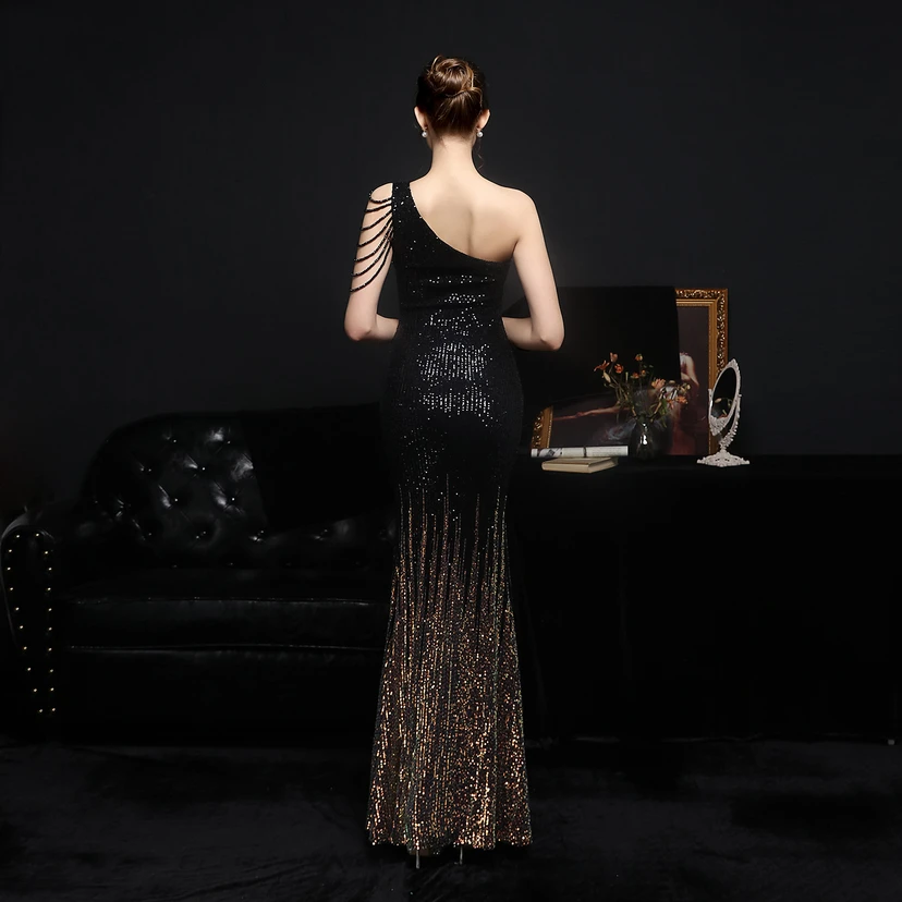Robe de soirée longue et moulante à sequins colorés, confectionnée avec soin, idéale pour une célébrité ou une fête. Robe de mariée sexy et cintrée, confectionnée avec des paillettes colorées et lourdes. Robe de mariée longue et moulante, parfaite pour une occasion spéciale. view 16