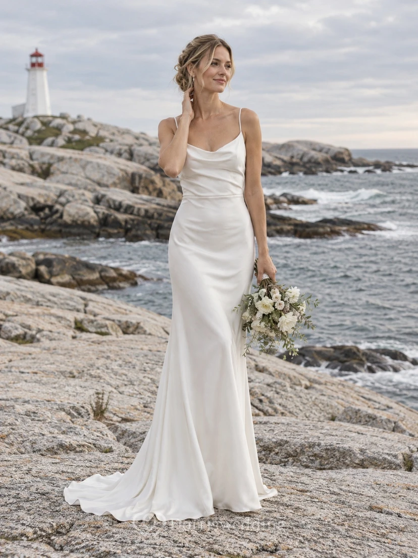 Sencillo vestido de novia de satén estilo sirena con escote drapeado, tirantes finos y corpiño drapeado.