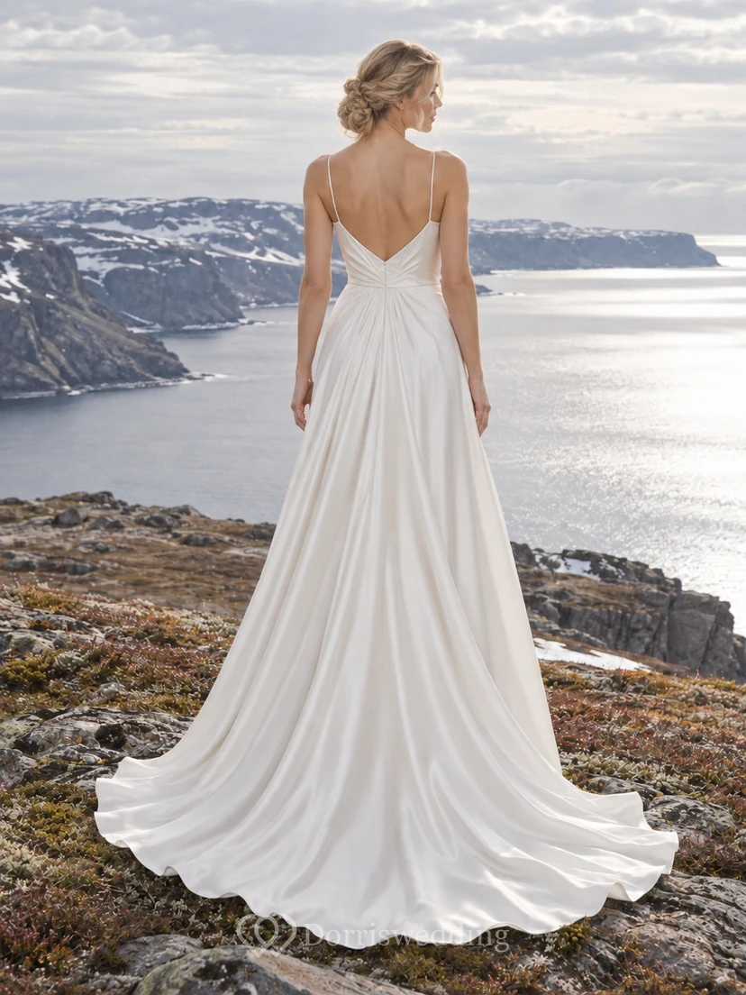 Sencillo vestido de novia de charmeuse con escote en V, corte en A, tirantes finos y corpiño fruncido. view 2