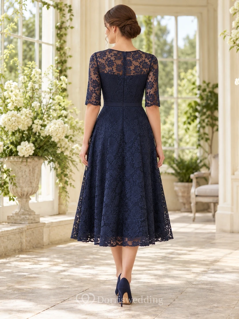 Robe d'invitée bleu marine foncé, sobre, en dentelle, manches coudes, coupe trapèze, longueur thé view 2