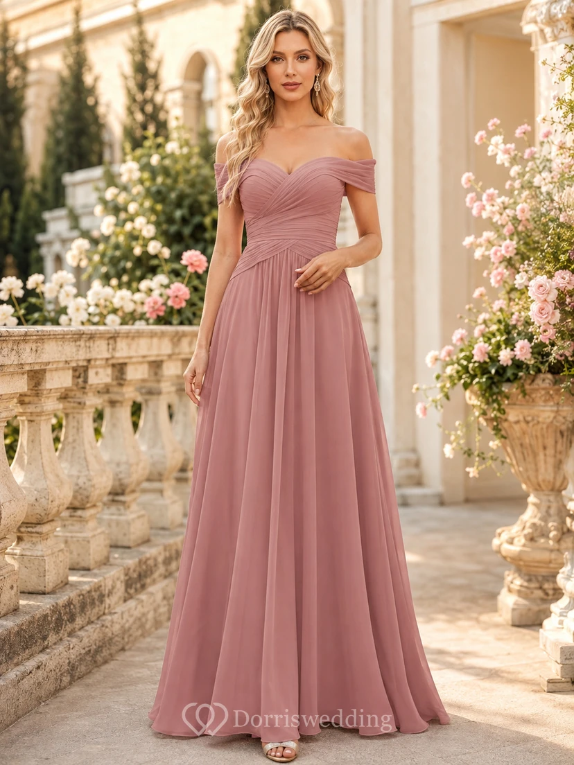 Vestido de noche largo hasta el suelo, de gasa plisada, fruncida, con escote corazón, mangas cortas y hombros descubiertos, color rosa empolvado.