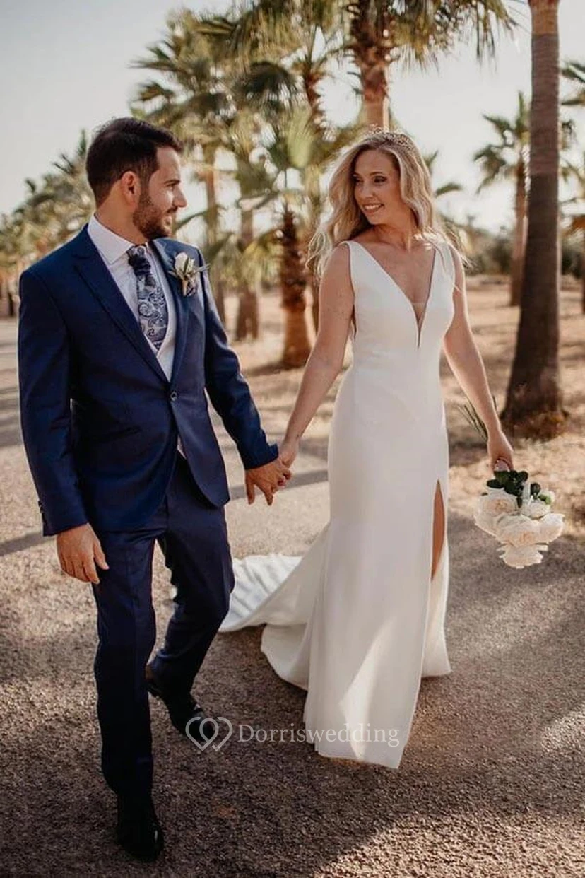 Einfaches, ärmelloses, lässiges Hochzeitskleid mit V-Ausschnitt und vorderem Schlitz