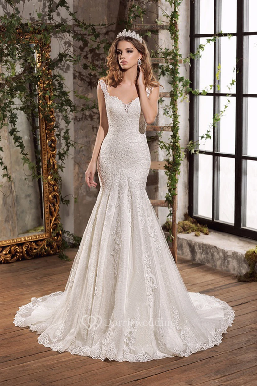 Lujoso vestido de novia largo de sirena con encaje y tul, escote en V y apliques.