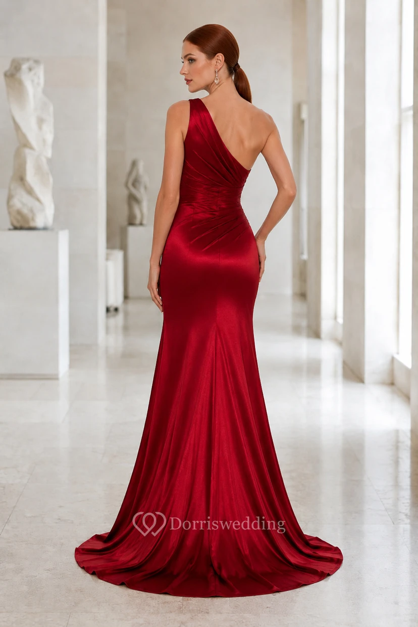 Vestido de noche rojo de satén estilo sirena con un solo hombro, corpiño drapeado y abertura frontal. view 2