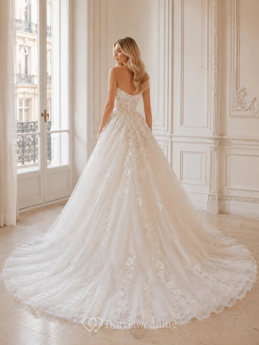 Trägerloses, herzförmiges Brautkleid aus floralem Tüll mit Kapellenschleppe view 2