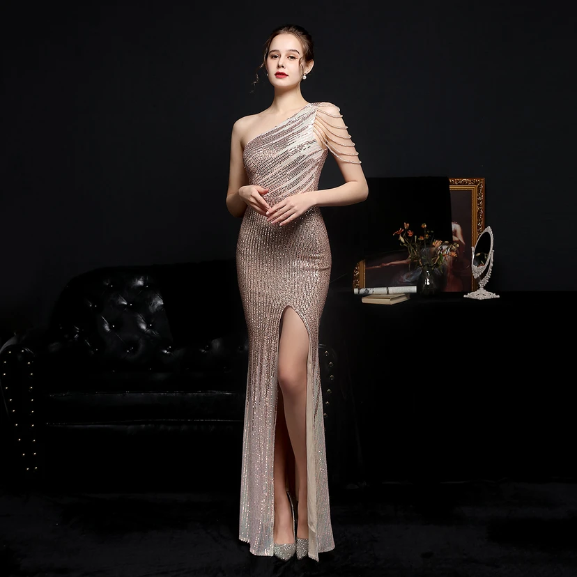 Robe de soirée longue et moulante à sequins colorés, confectionnée avec soin, idéale pour une célébrité ou une fête. Robe de mariée sexy et cintrée, confectionnée avec des paillettes colorées et lourdes. Robe de mariée longue et moulante, parfaite pour une occasion spéciale. view 41