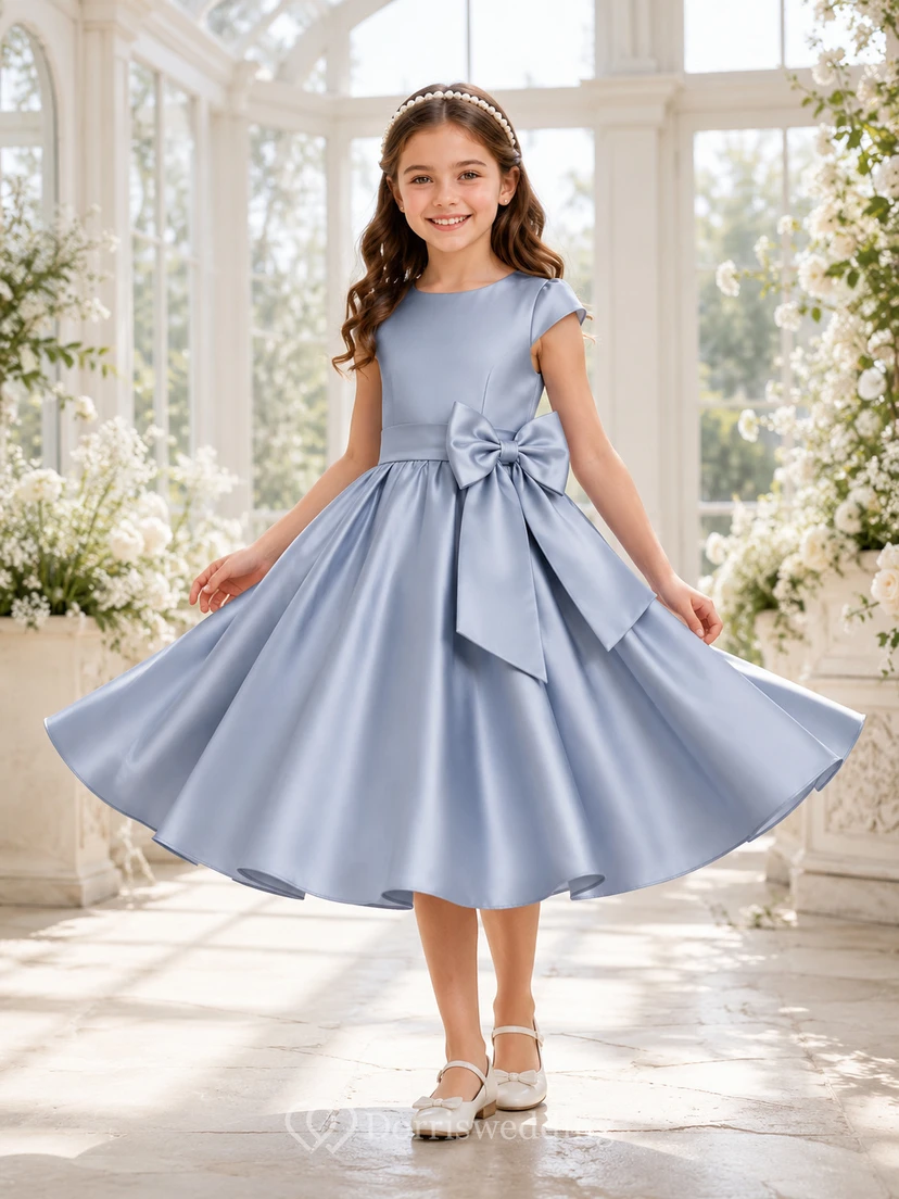 Elegantes, teelanges A-Linien-Kleid für Blumenmädchen aus stahlblauem Satin mit kurzen Ärmeln und Schleife am Rücken.