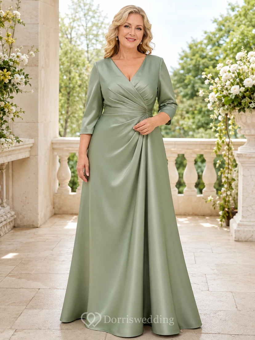 Elegantes, bodenlanges Mutterkleid aus salbeifarbenem Satin in großen Größen mit V-Ausschnitt, Dreiviertelärmeln und drapiertem A-Linien-Schnitt
