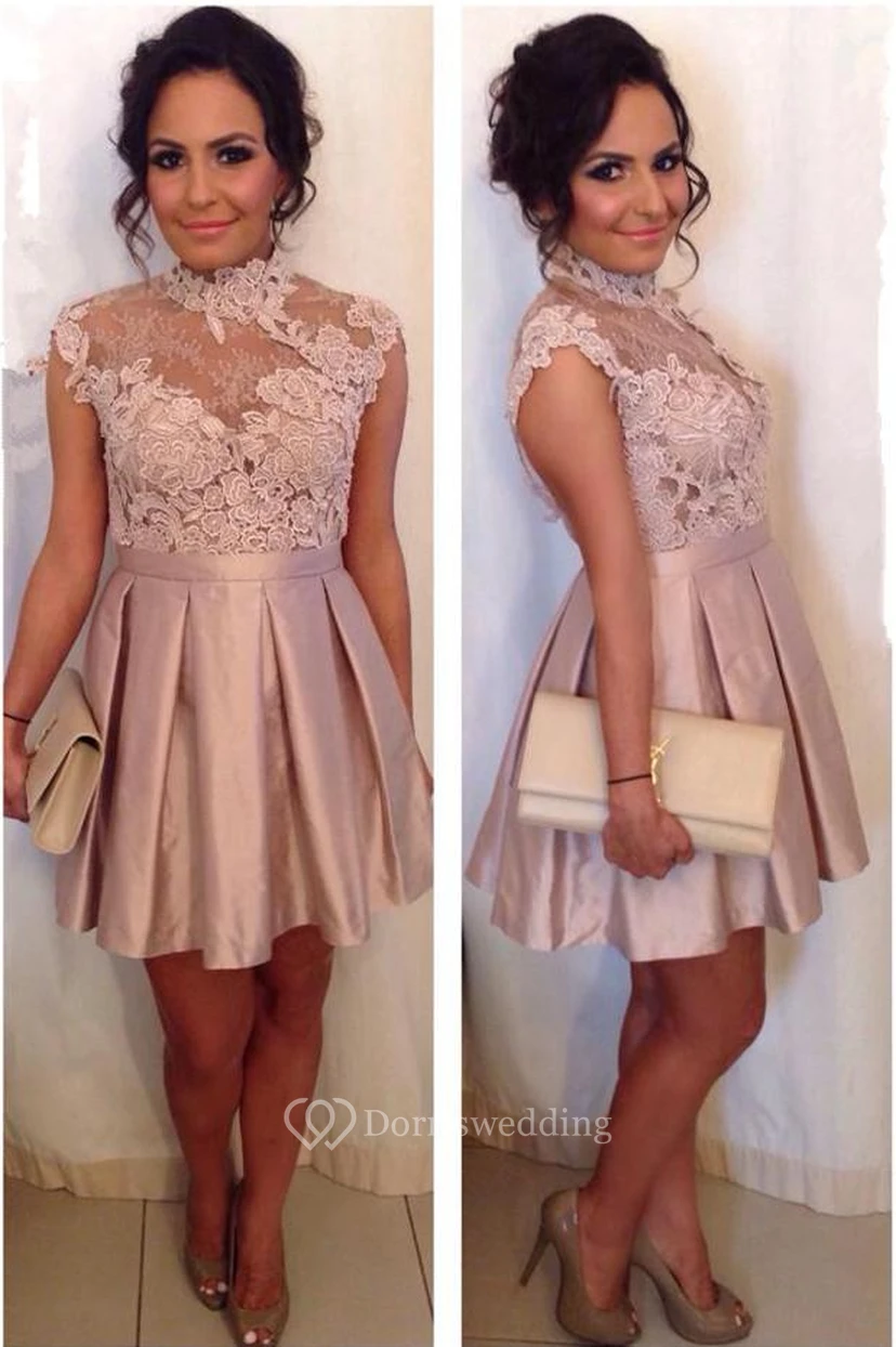 Vestido de cóctel corto de corte A con delicados apliques de encaje y cuello alto.
