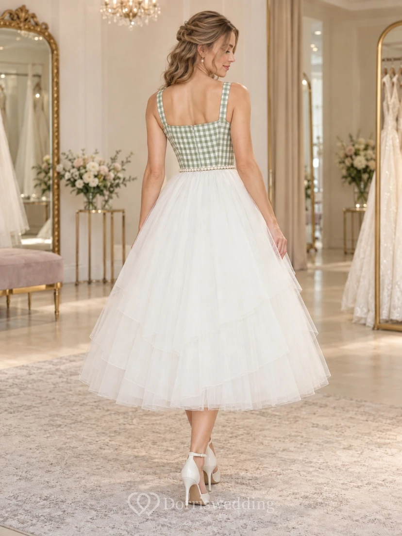 Vestido de novia vintage de corte A con falda acampanada, escote cuadrado, tirantes anchos y falda de tul con volantes, largo hasta la rodilla, estampado de cuadros verdes, estilo vichy vintage. view 2
