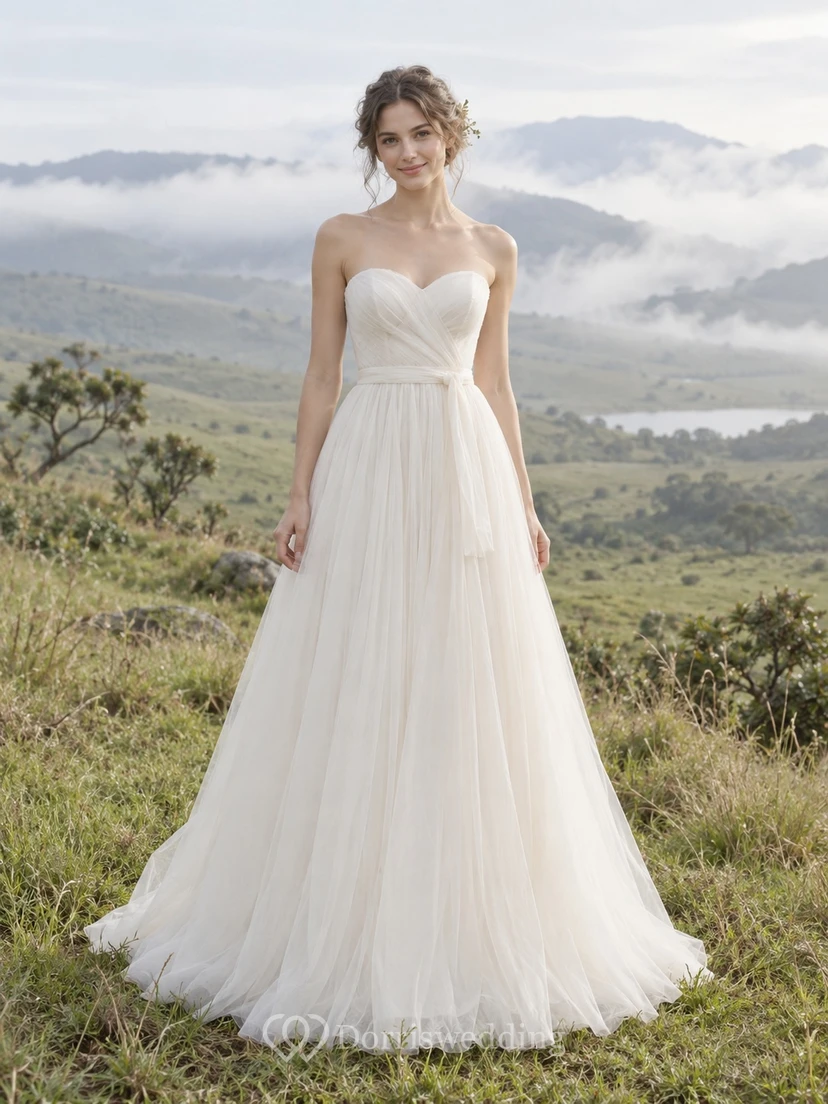 Schlichtes, trägerloses, bodenlanges A-Linien-Brautkleid mit Herzausschnitt und Schärpe aus Tüll für eine Gartenhochzeit