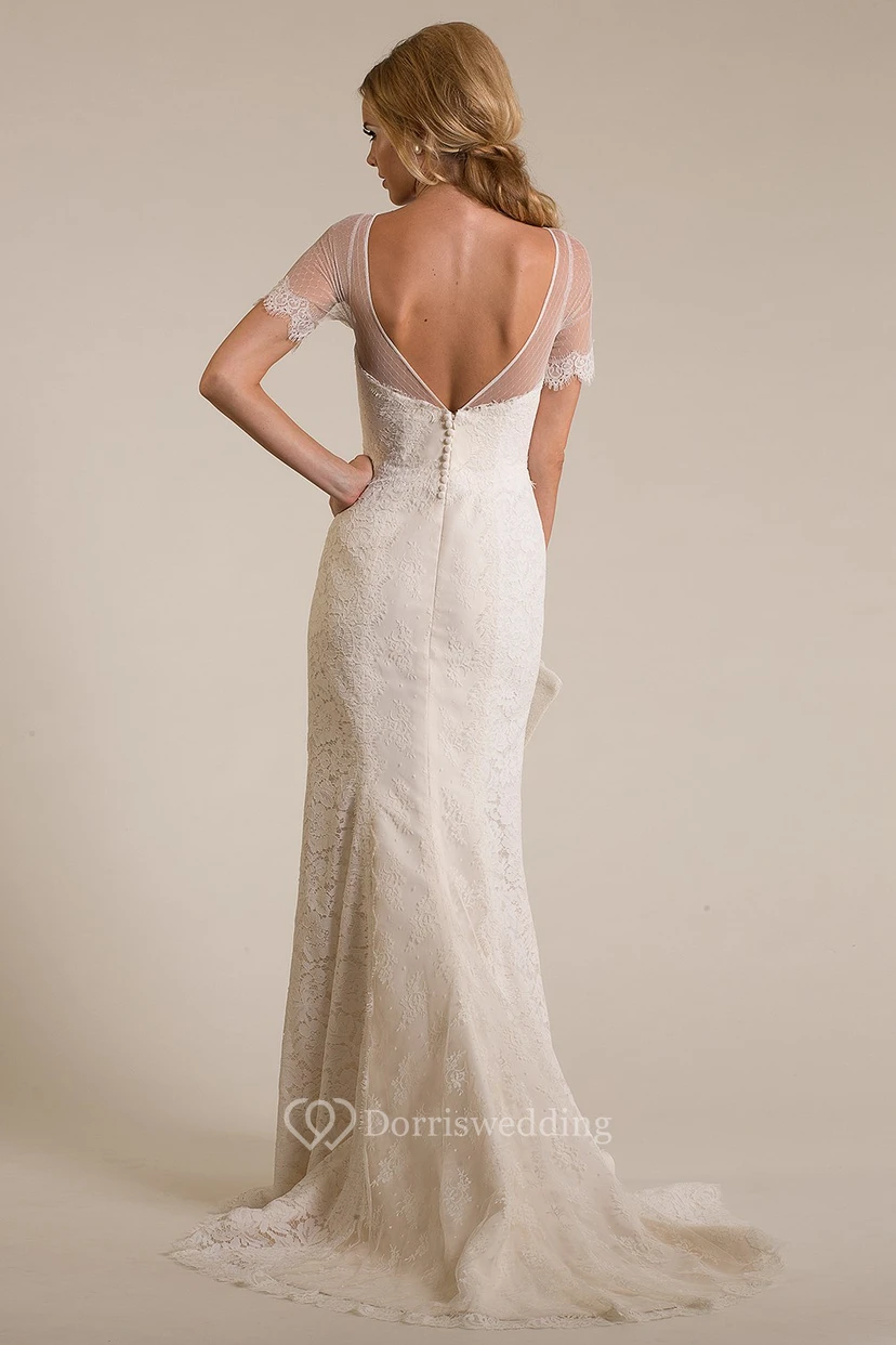 Vestido de novia modesto de encaje, manga corta, escote redondo, corte recto, con flor y espalda en V profunda. view 2