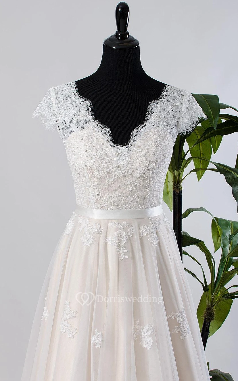 Robe de mariée en tulle, dentelle et satin à manches courtes et dos nu en V view 2