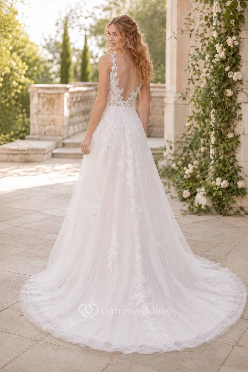 Robe de mariée en tulle de coupe trapèze, corsage en dentelle à col en V et traîne chapelle view 2