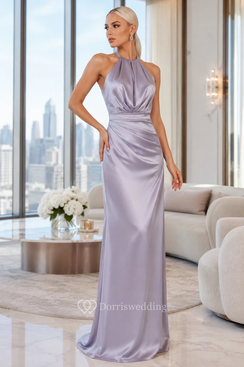 Robe de demoiselle d'honneur grande taille en satin lavande, col montant et taille drapée, coupe fourreau dos nu.