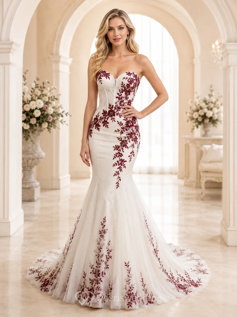 Elegantes, burgunderrotes, trägerloses Brautkleid mit Herzausschnitt, bestickter Spitze und Meerjungfrauen-Schleppe