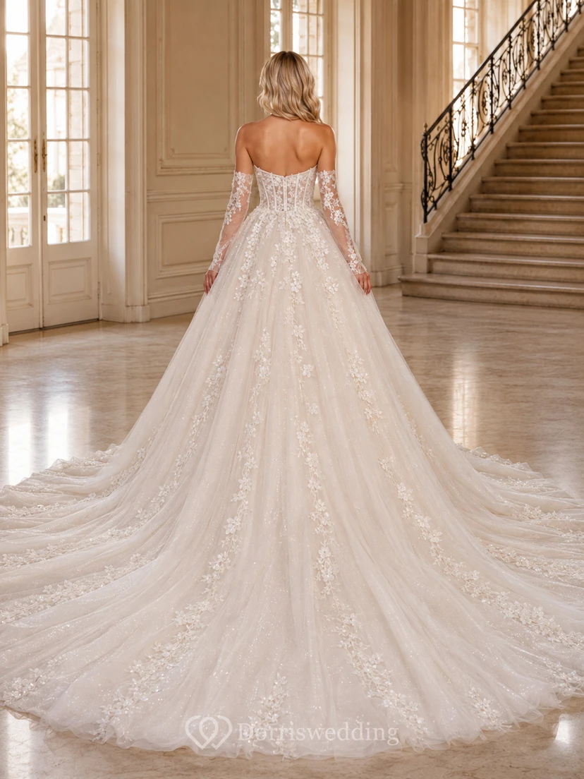 Robe de mariée traditionnelle en dentelle et tulle, épaules dénudées, manches courtes, coupe trapèze, traîne cathédrale, applications florales, style pavillon view 2