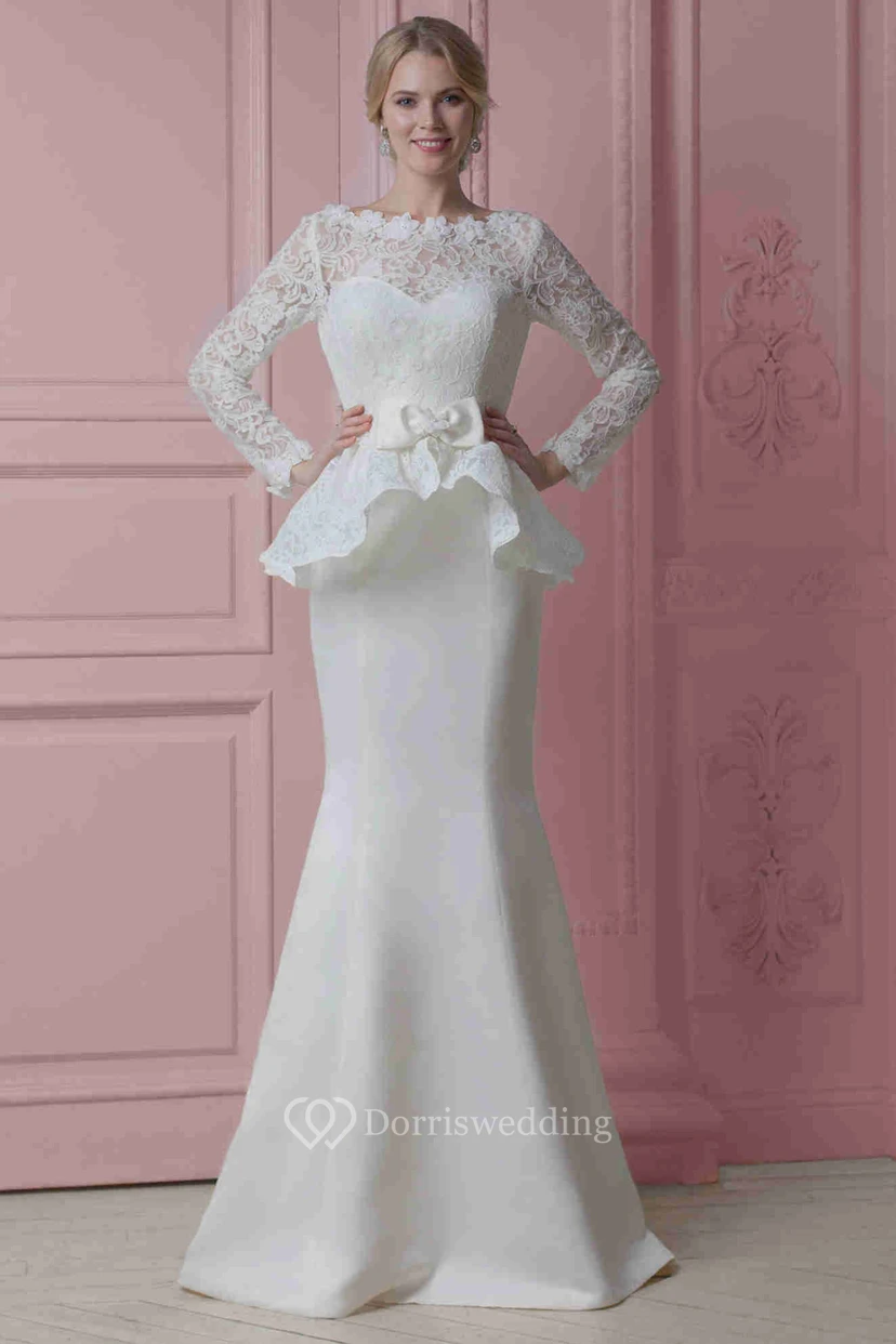 Langes, bodenlanges Brautkleid aus Satin mit Peplum, Kapellenschleppe und V-Ausschnitt am Rücken.